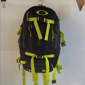 VINTAGE OAKLEY SNOWMAD RIGID BACKPACK HIKING SNOW DAYPACK BLACK NEON YELLOW